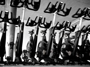 Dviračiai treniruokliai sporto salėje – kardio treniruotės įranga namams