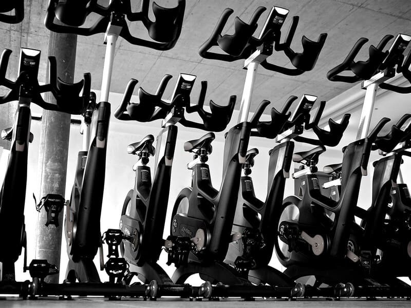 Dviračiai treniruokliai sporto salėje – kardio treniruotės įranga namams